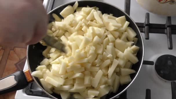 Rauwe Aardappelen Worden Gebakken Een Pan — Stockvideo