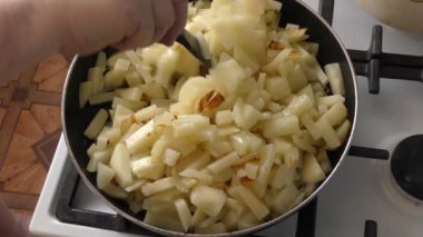 Çiğ patatesler tavada kızartılır. 