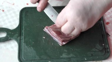 Şef geyik etini bıçakla keser. 