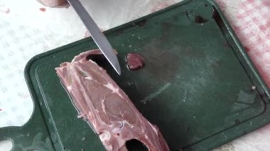 Şef geyik etini bıçakla keser. 