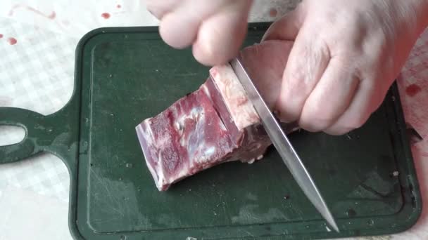 シェフは鹿肉をナイフで切り — ストック動画