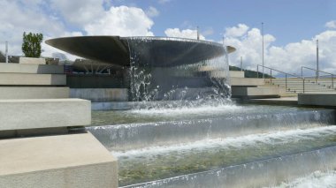 Imeretinsky tatil köyü, Krasnodar, Rusya, 08.08.2021, Çeşme şelalesi tren istasyonu yakınında. 