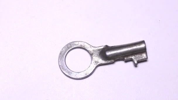 白色背景上的挂锁上的旧钥匙 — 图库视频影像