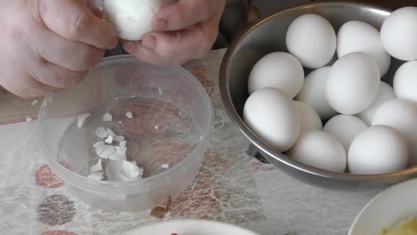 Chef Está Limpiando Huevo Gallina — Vídeos de Stock