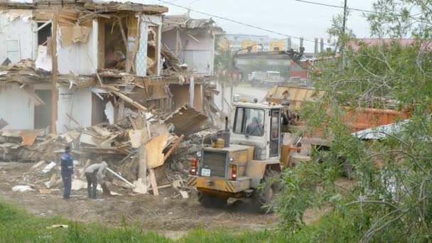 Tractor Destruye Una Casa Vieja — Vídeo de stock