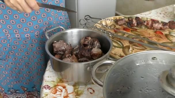 Cozinheiro Remove Carne Grelhada Dos Espetos — Vídeo de Stock