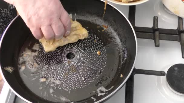 Cozinheiro Frita Peixe Uma Panela — Vídeo de Stock