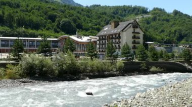 Rosa Khutor, krasnodar bölgesi, Rusya, 08.08.2021, Rosa Khutor tatil köyündeki hızlı dağ nehri. 