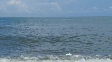 Karadeniz kıyısındaki kumsalda insanlar olmadan 