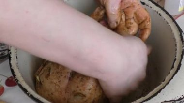 Aşçı tavuğa baharat sürer. 