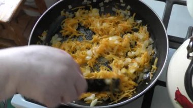 Soğan ve havuç tavada kızartılır. 