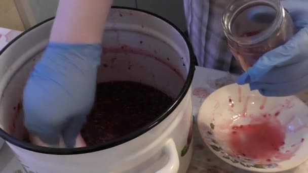 厨师准备覆盆子果酱 — 图库视频影像
