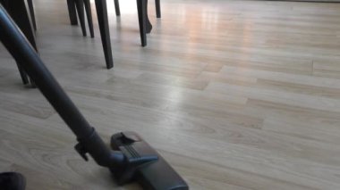 Daireyi elektrik süpürgesi ile temizleme