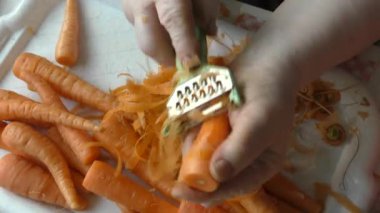 Şef özel bir bıçakla temizlik yapıyor. 