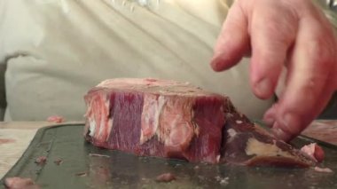 Şef geyik etini bıçakla keser.
