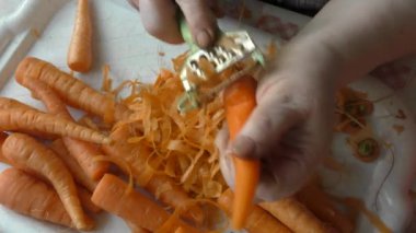 Şef özel bir bıçakla temizlik yapıyor. 