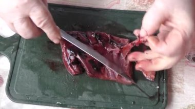 Şef geyik etini bıçakla keser. 