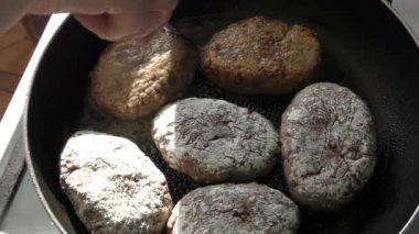 Şef kıymalı pirzola yaptı. 