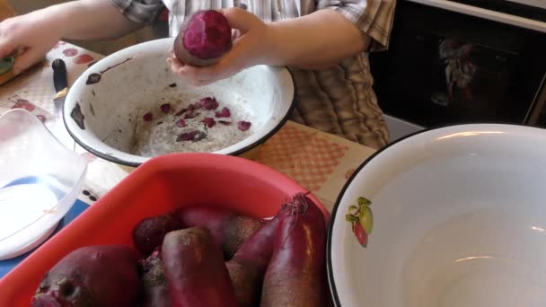 Der Koch Schält Die Rüben Mit Einem Messer — Stockvideo