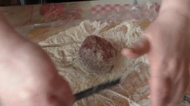 Şef kıymalı börek hazırlar. 