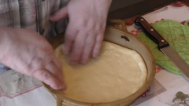 Kuchař Připraví Koláč Bobulemi — Stock video