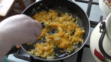 Havuçlar tavada kızarır. sağlıklı gıda konsepti