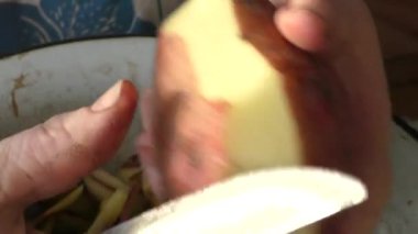 Aşçı patatesleri soyar. sağlıklı gıda konsepti