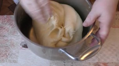 Fırıncı hamuru yoğurur. sağlıklı gıda konsepti 