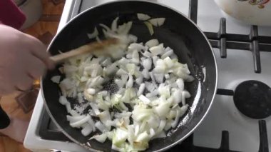 Soğanlar tavada kızarır. sağlıklı gıda konsepti 