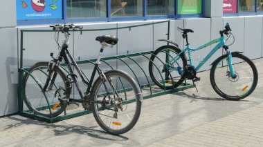 Krasnodar, Rusya, 08.08.2021, Kiralık bisiklet ve elektrikli scooterlar 