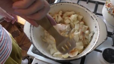 Aşçı tavuk ve patates pişirir. 