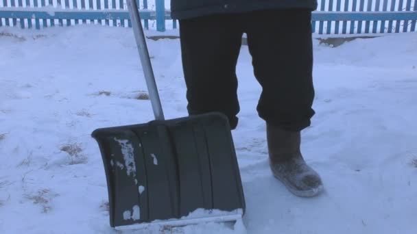 Mann Räumt Mit Schaufel Schnee Auf Der Straße — Stockvideo