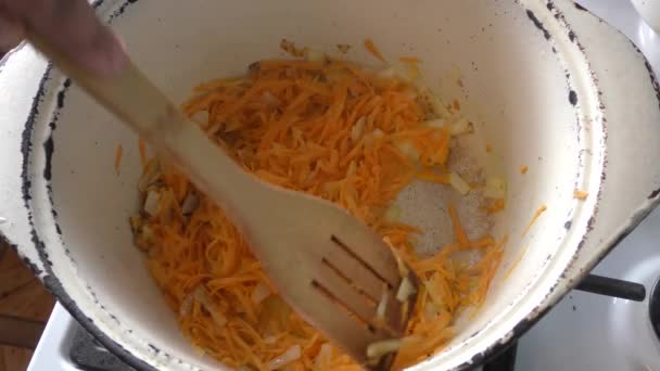 Chef Fríe Zanahoria Con Cebolla — Vídeo de stock