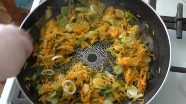 Soğan ve havuç tavada kızartılır. 