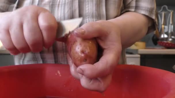 Cook Washes Potatoes Water — Video