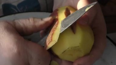 Aşçı patatesleri temizliyor. sağlıklı gıda konsepti
