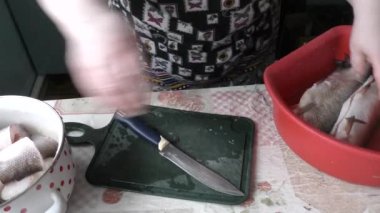 Aşçı balığı temizler. sağlıklı gıda konsepti 