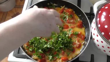 Aşçı çırpılmış yumurta ve domates. 