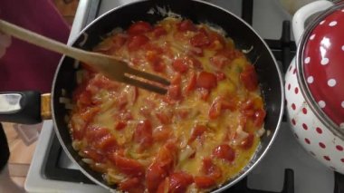 Aşçı çırpılmış yumurta ve domates. 