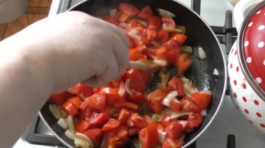 Aşçı çırpılmış yumurta ve domates. 