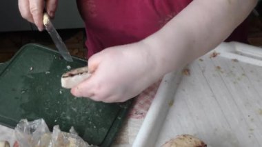 Kadınlar çiğ balık pişirir.