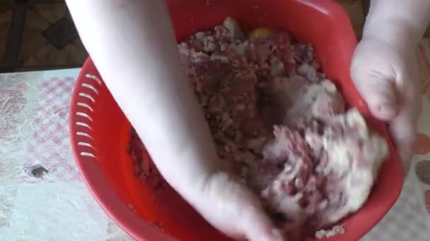 Chef Prepara Chuletas Carne Picada — Vídeo de stock