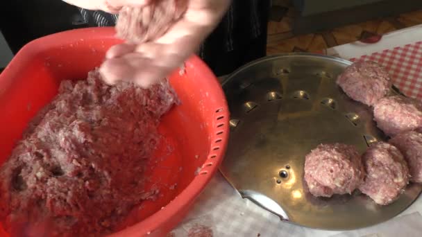 Chef Prepara Chuletas Carne Picada — Vídeos de Stock