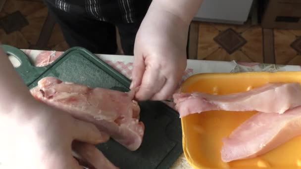 Kocken Skär Kycklingbröstet Med Kniv — Stockvideo