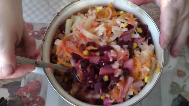 Der Koch Rührt Den Vinaigrette Salat Mit Einem Löffel — Stockvideo