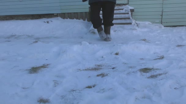 Muž Procházející Venku Zimě — Stock video