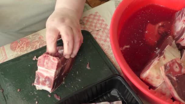 Kucharz Kroi Surowe Mięso Reniferów Nożem — Wideo stockowe