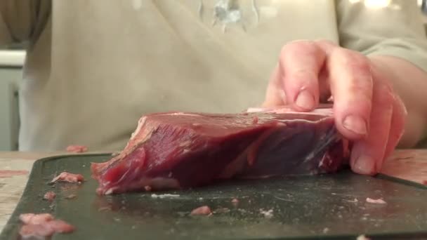 Cozinheiro Corta Carne Rena Crua Com Uma Faca — Vídeo de Stock