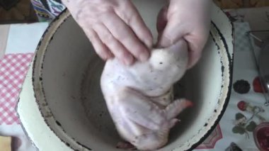 Şef baharatlı tavuk marine ediyor. 