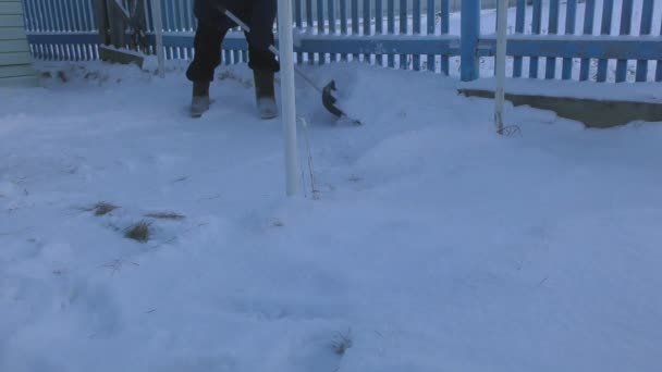 Man Verwijdert Sneeuw Van Straat Met Een Schop — Stockvideo